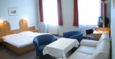 hotel
              apartments pension schnbrunn vienna spacious double room
              to green inner courtyard